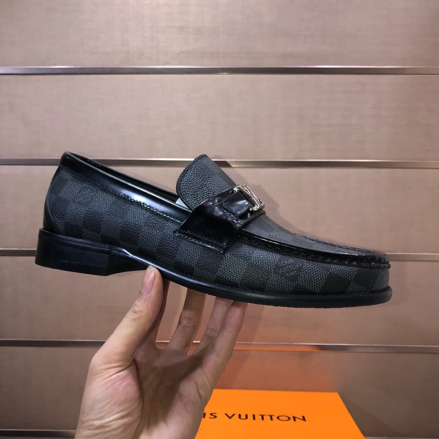 Men's men's shoes💰540💰[LV] (original single cowhide lining)🍀LV's latest genuine leather business suit shoes are available on the official website at the same time. The first-layer cowhide imported from Italy is made of heavy gold, and the official website has a 1:1 rubber outsole. Versatile to wear, high-end without losing class, and the color combination is extraordinary. This four-season style is alluring when worn on your feet, showing off your big-name flair. Standard code 38-45 (45 customized)
